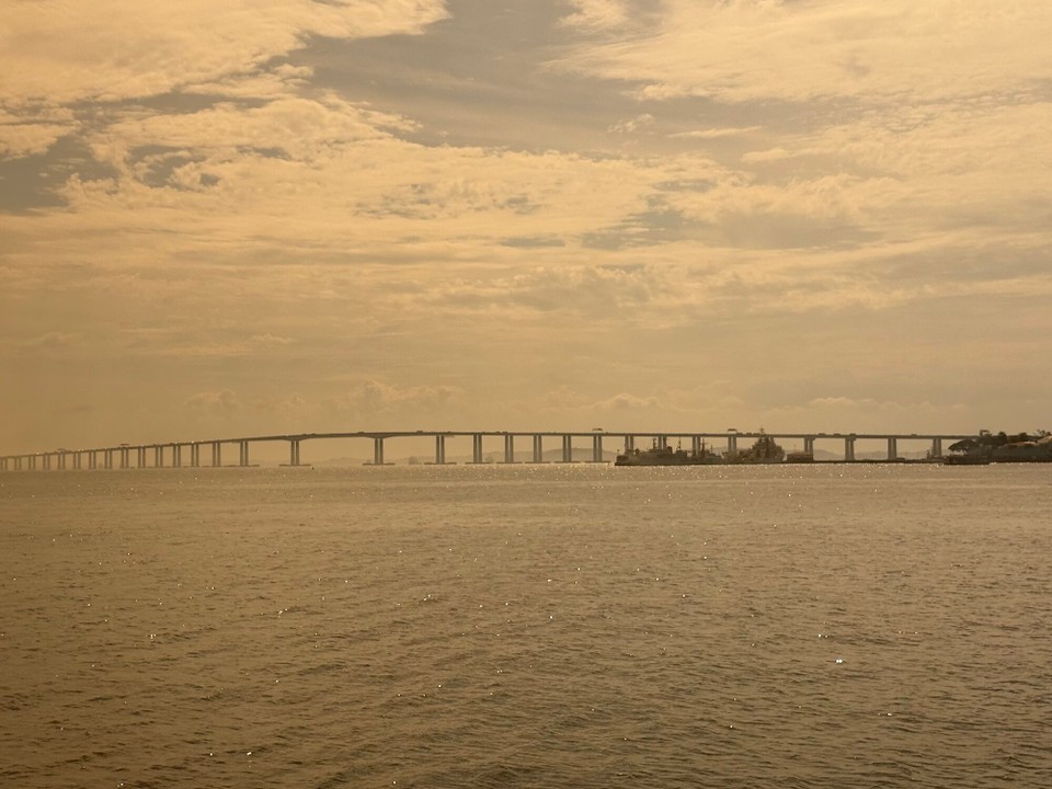 Brasilien - Rio de Janeiro - Brücke von Rio nach Niterói, war 1974 die längste Brücke der Welt; mehr als 13km lang und 72m hoch.