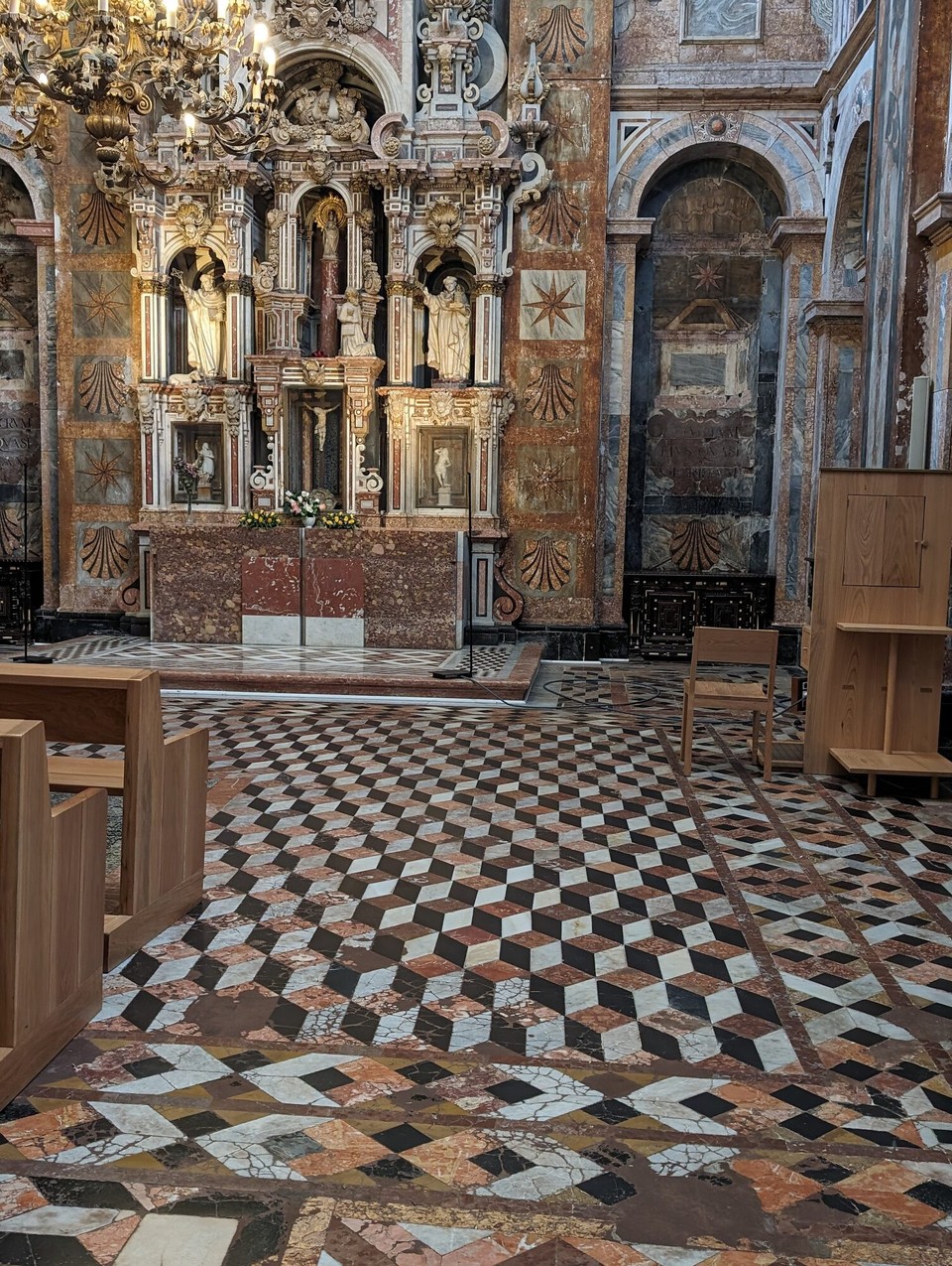 Spanien - Santiago de Compostela - Eine der vielen Kapellen innerhalb der Kathedrale mit aufwendigem Mosaikboden.