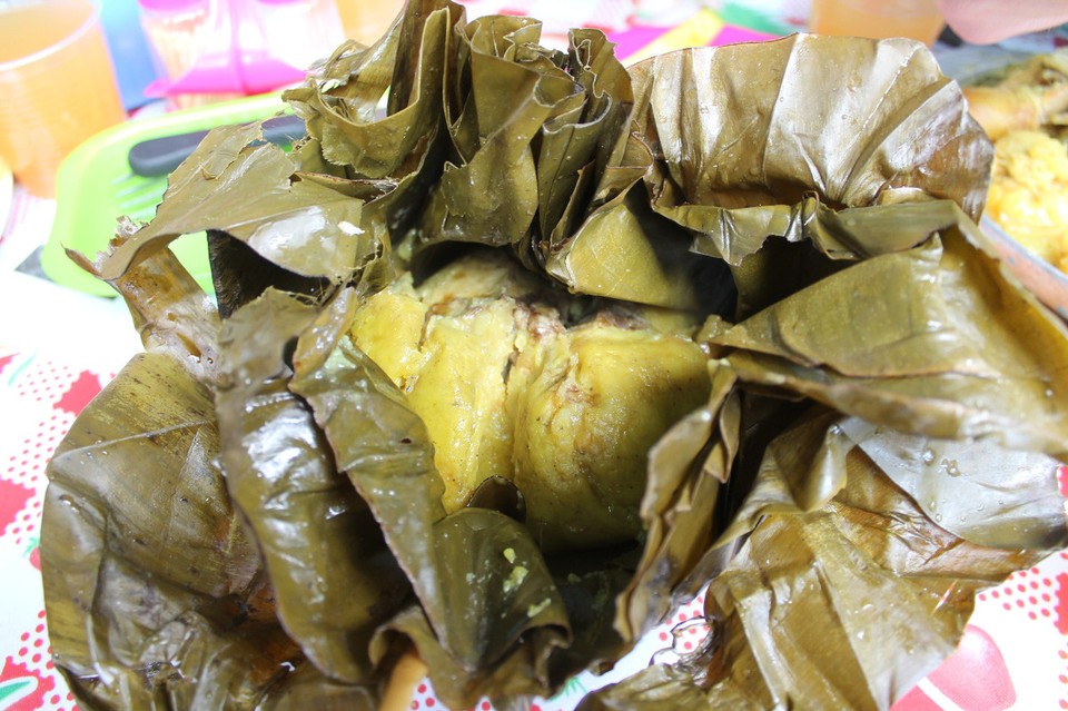 Colombia - Bogotá - Unser Tamalito ("kleiner" Tamal). Maisteig mit Hähnchen, Ei und Rind gefüllt und in Bananenblättern gedämpft und geräuchert.