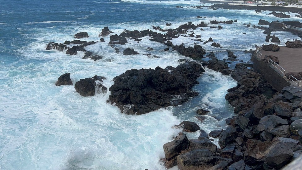 Spanien - Puerto de la Cruz - Original Küste. Lavagestein, das im aMeer ausgekühlt ist.