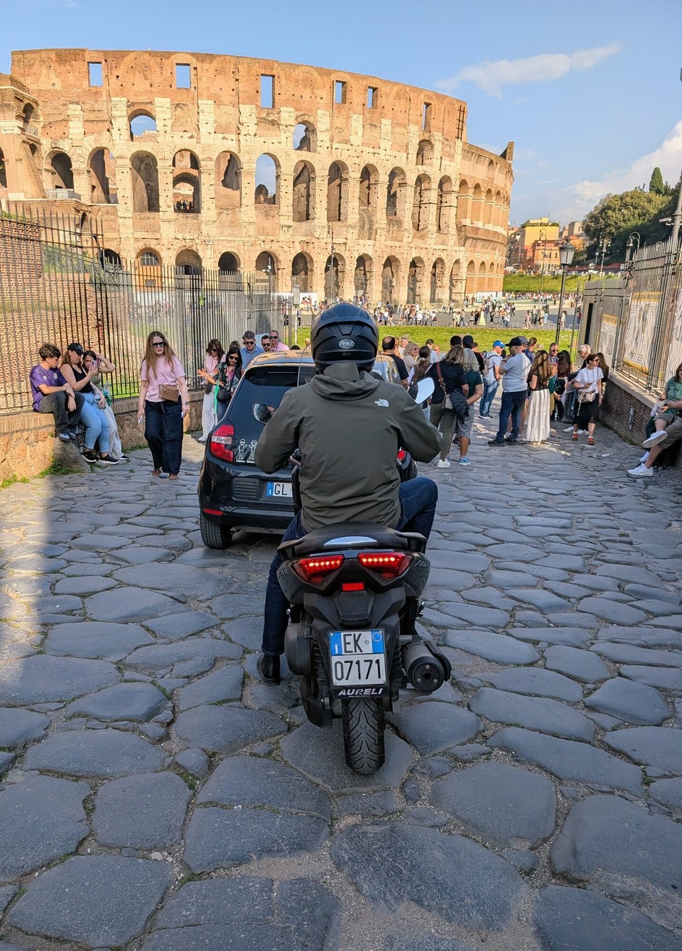 Italien - Rom - Die original römische Straße ist auch für heutige Fahrzeuge geeignet. Wahrscheinlich hat sie Julius Cäsar schon benutzt.
