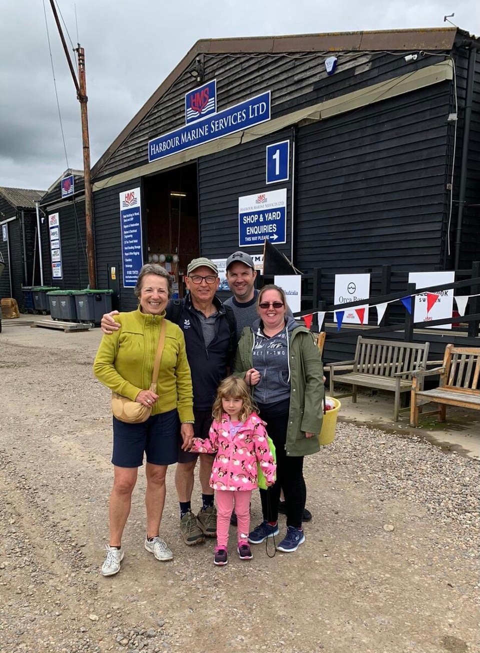 United Kingdom - Southwold - Having just tidied our lines, we had another welcome from David, Di, Tom, Jo and Tilly who were visiting for the day to do some crabbing. Lovely to take time out for coffee.