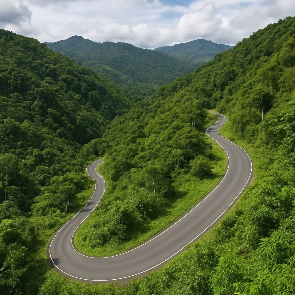 Indonesien - Tojo Una-Una Regency - Die teilweise enge und schlechte Straße schlägt sich in engen Serpentinen durch den Jungle Zentralsulawesis