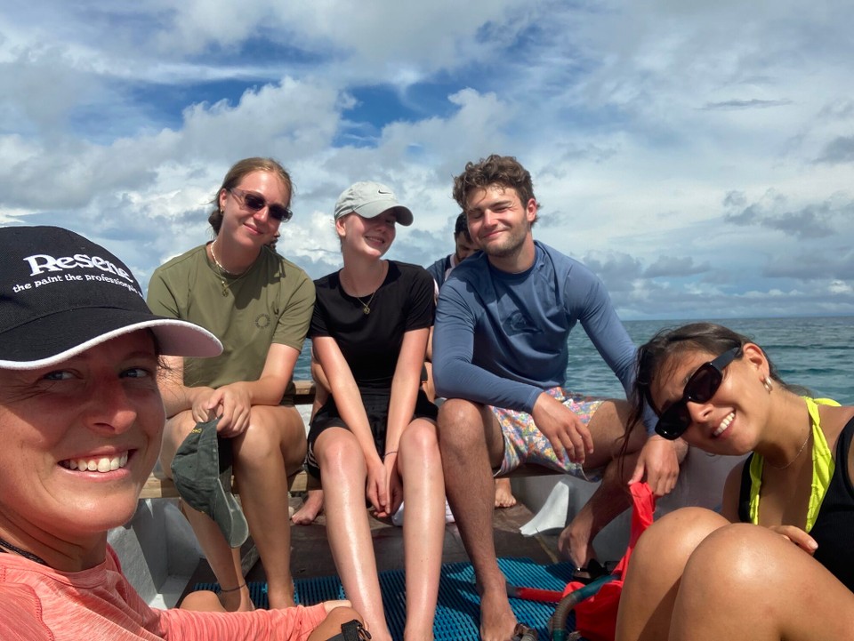  -  - Eine Gruppe deutscher Mediziner ist auch beim schnorcheln dabei: Helena, Caro, Jonas und Ninifee