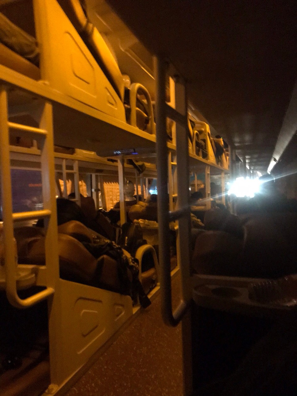Vietnam - Ho Chi Minh City - bussen til Ho Chi Minh, nok en av disse typiske vietnamesiske bussene hvor man sover i to etasjer.