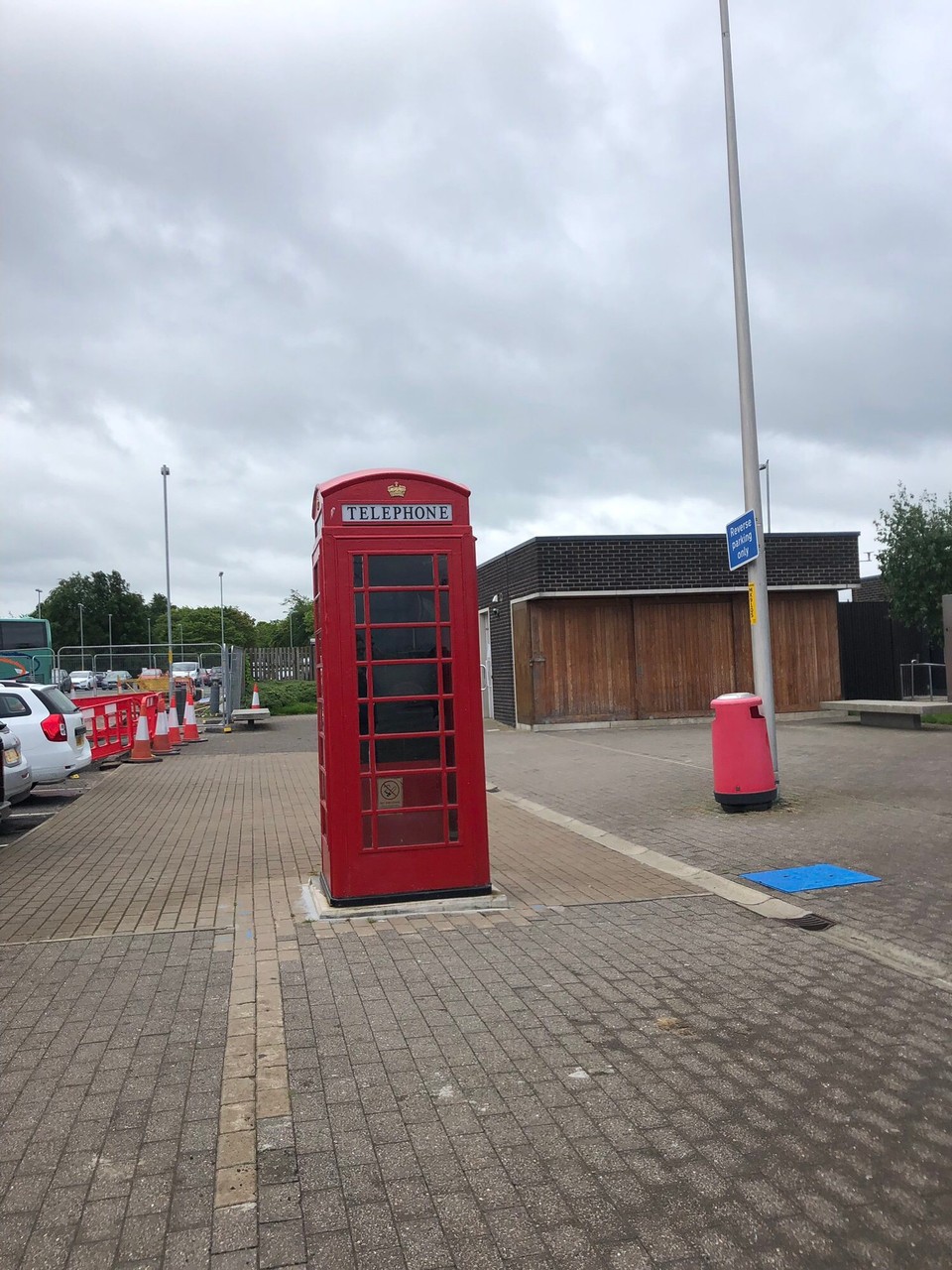 Vereinigtes Königreich - Edinburgh - Typisch brittische Tekefonzelle (allerdings ohne Telefon drin).