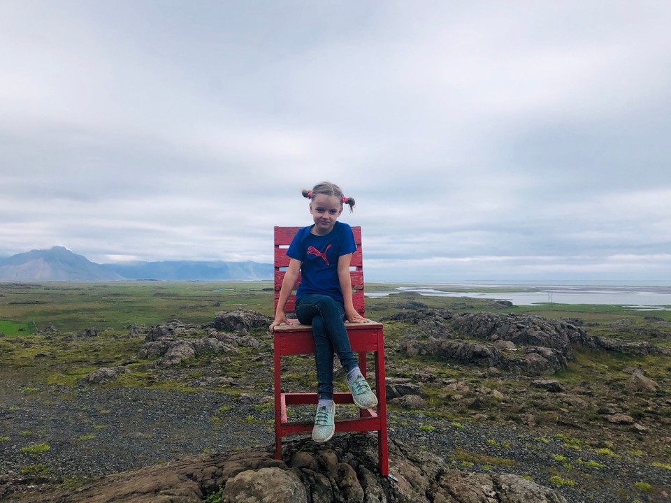 Island - Sveitarfélagið Hornafjörður - Kurze Zeit später entdecken wir wieder einen schönen Rastplatz mit einem roten Stuhl... Ein schöner Farbklecks hier in der Landschaft und ein tolles Fotomotiv...