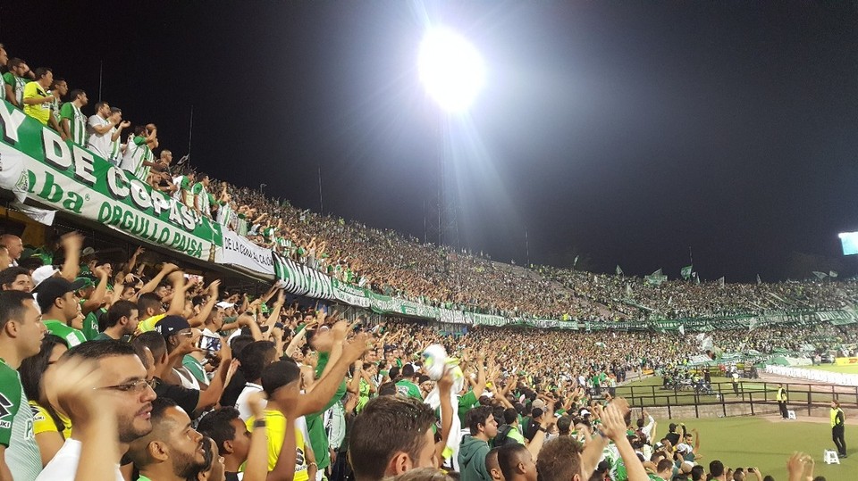 Kolumbien - Medellín - Bomben Stimmung! Der Hammer. Viel Musik und Tanz und gewonnen haben "WIR" auch noch. Nächstes mal nur noch die Tickets vor dem Stadion kaufen, dann wird es noch günstiger. 