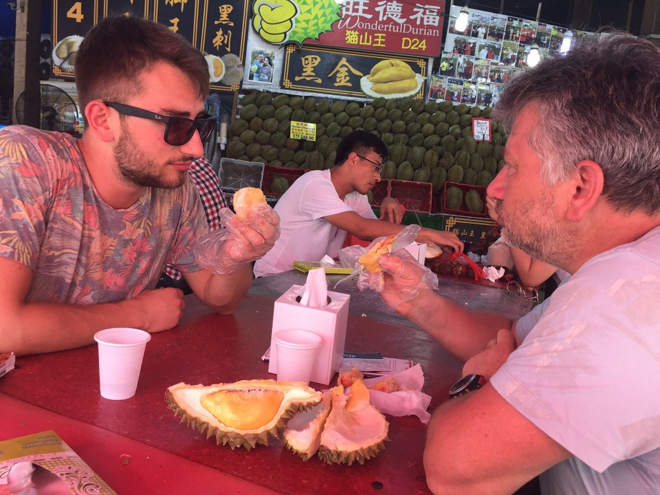 Singapur - Geylang - Beim Durian essen.