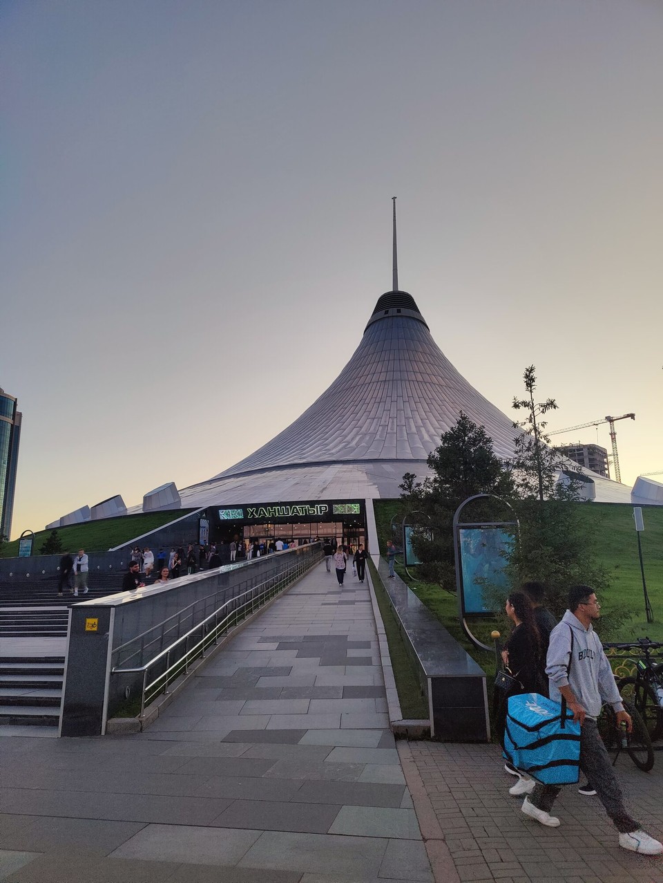 Kasachstan - Astana - Riesig und mit einem Free-Fall-Tower darin und einer Kindereisenbahn auf den oberen Etagen