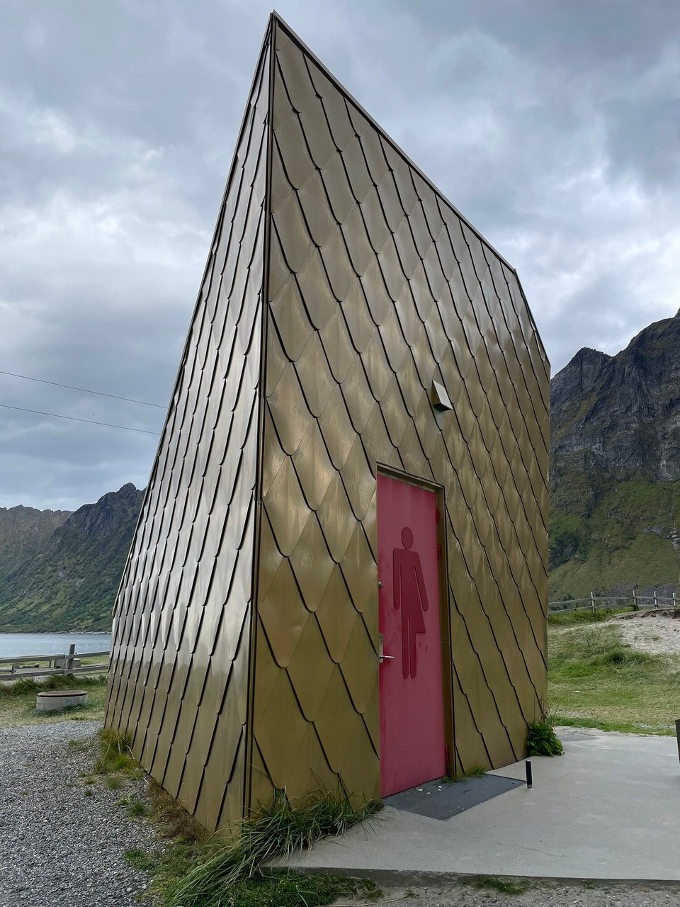 Norwegen - Senjahopen - und mal wieder ein interessantes Klo an der Straße 