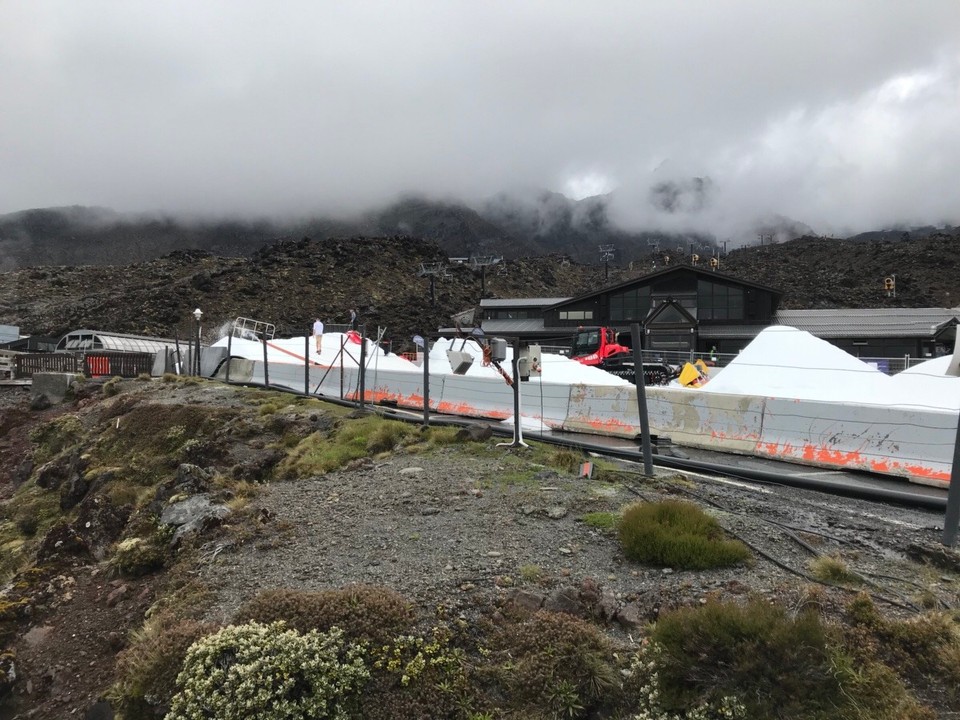 Neuseeland - Clifton - Sessellift und kleiner Schneeberg mit Schneekanonen erzeugt für die Kinder zum Schlittenfahren
