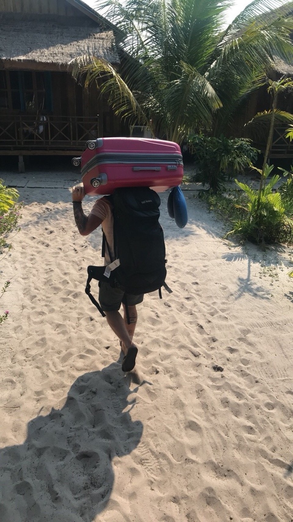 Kambodscha -  - -> Day 4

und schon geht es weiter..

Zum Glück habe ich immer meinen Lastesel dabei 😝