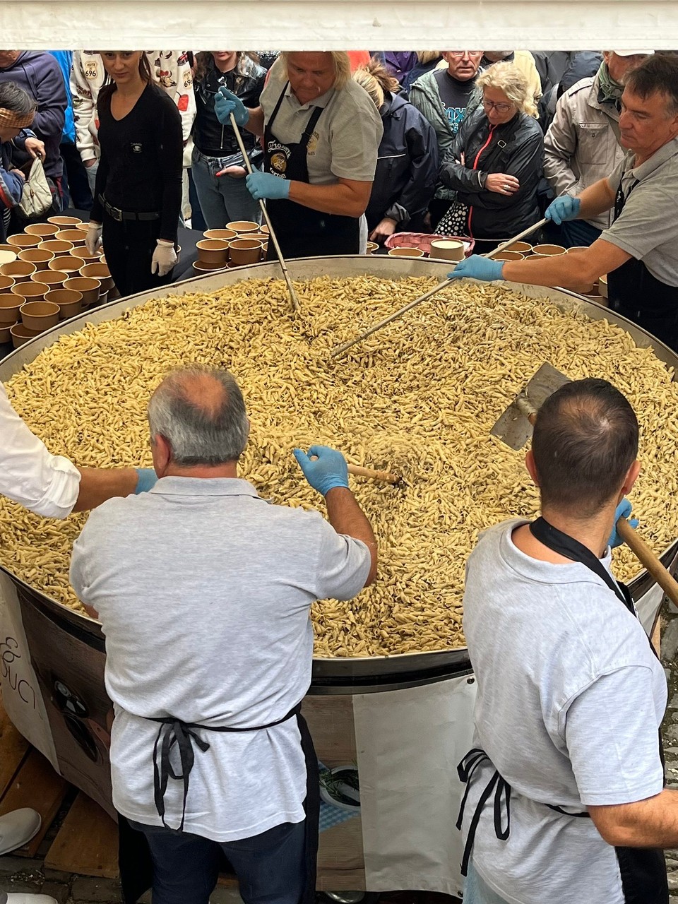 Kroatien - Grožnjan - Zigante stellt heute richtig viele handgefertigte Nudeln mit schwarzen Trüffeln und Olivenöl fürs Volk zur Verfügung! Ein tolles Fest