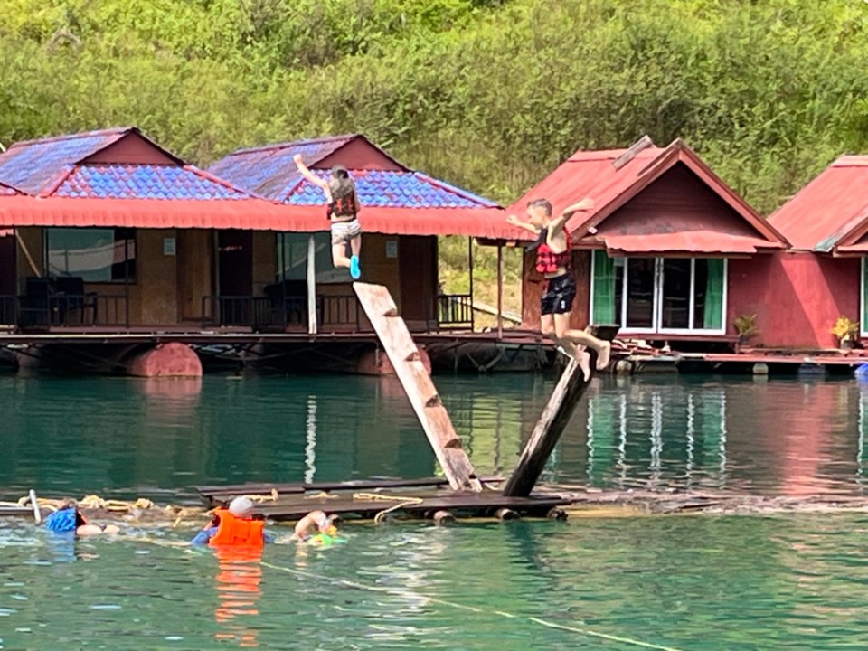 Thailand - Phanom - Fun für die Kinder und ein paar Erwachsene. Ziemlich wackelige Angelegenheit. Hier zeigt sich, wer ein gutes Körpergefühl hat. 