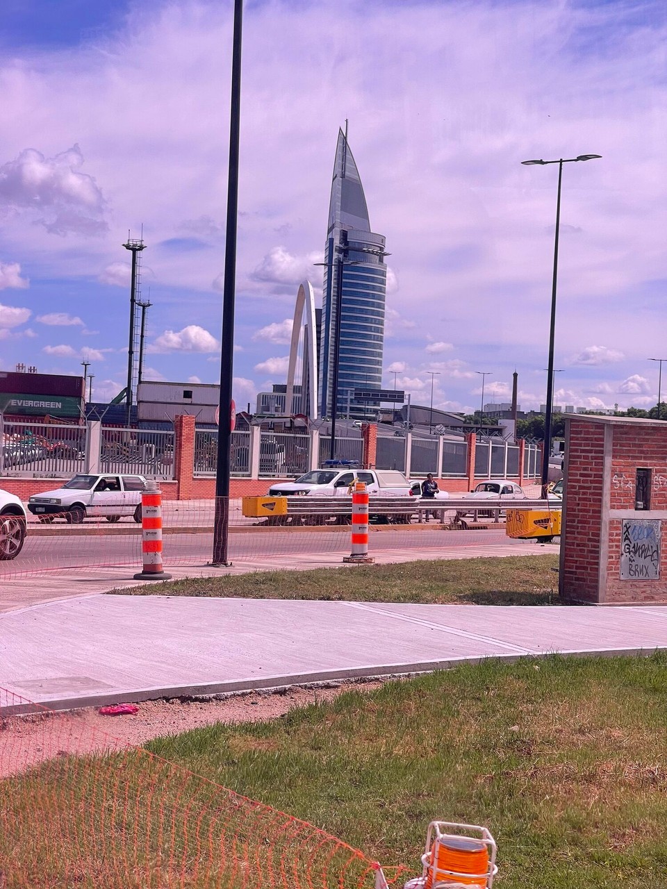 Uruguay - Montevideo - Telekommunikationstower von Carlos Ott, scheinbar als Kopie des Burj Khalifa, welcher ihm offenbar vorher angekupfert wurde