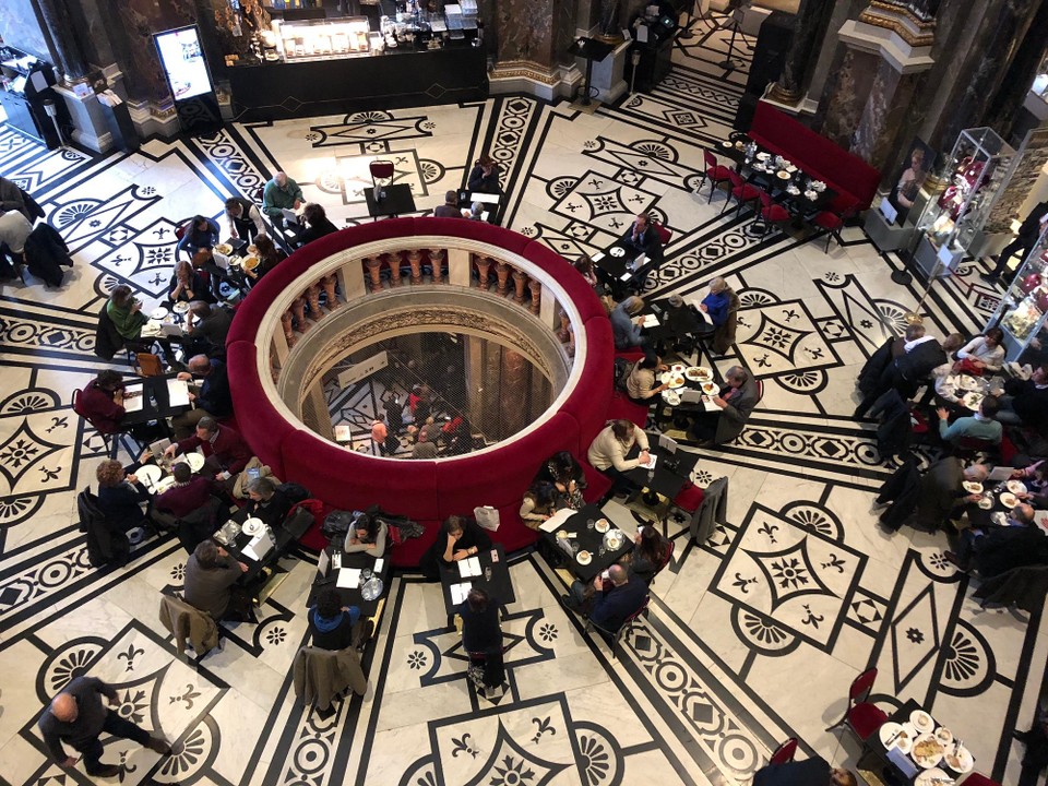 Österreich - Wien - Ein Café gibt es im KHM in der Kuppelhalle natürlich auch. 