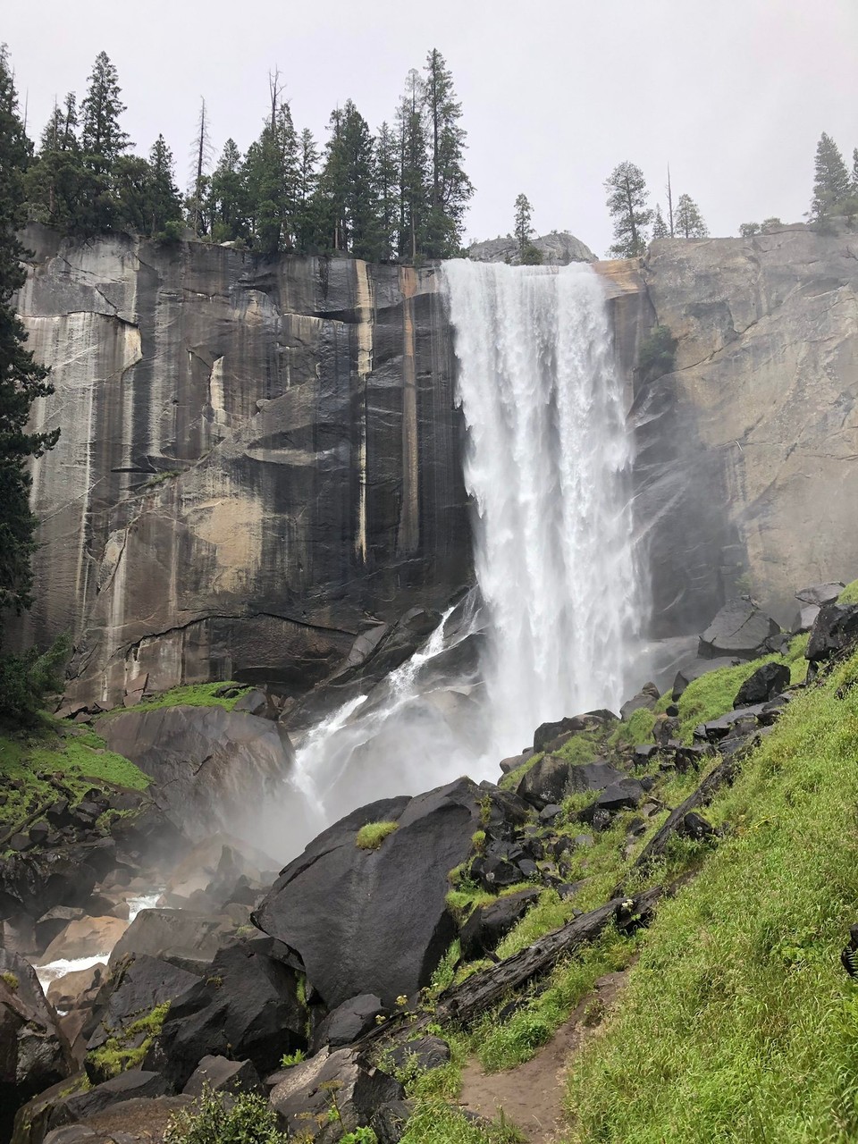 Vereinigte Staaten - Yosemite National Park - Am Fuß des Vernan Falls, der erste Etappenpunkt. 