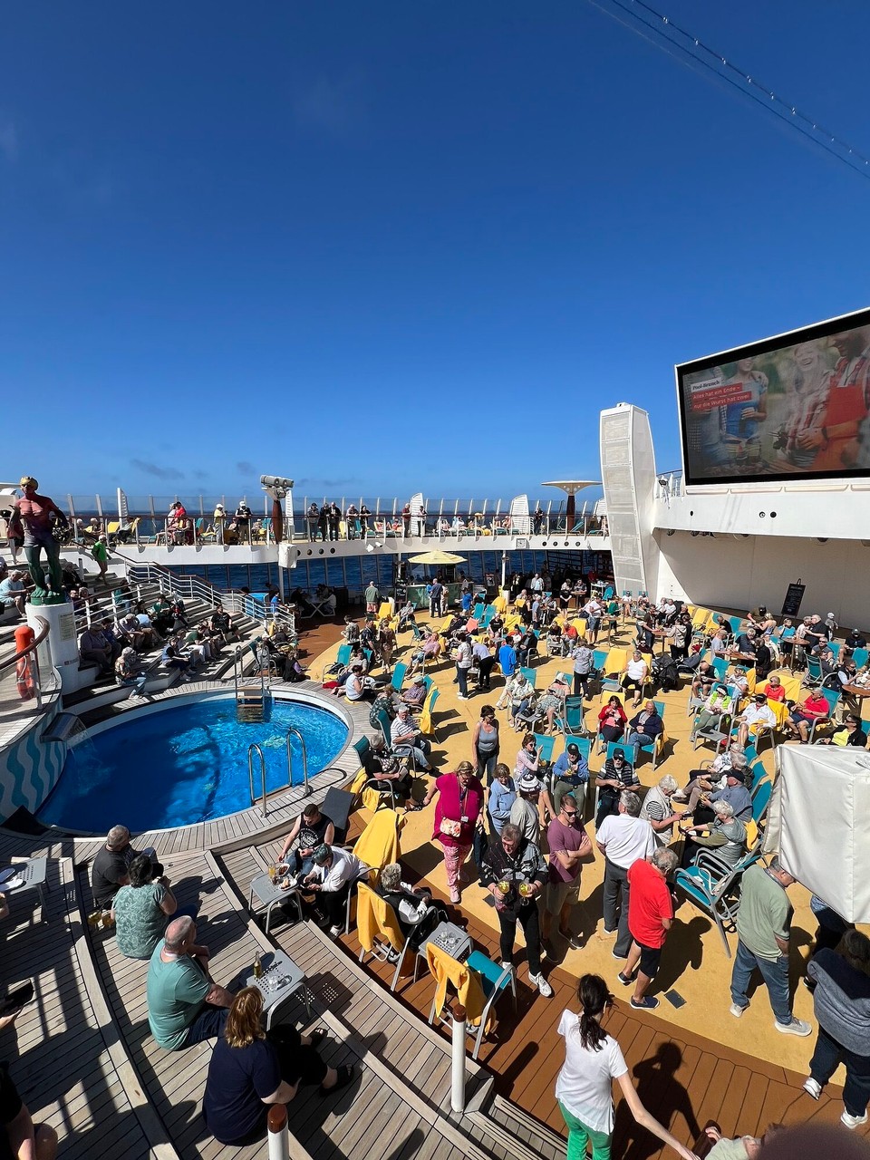  -  - Schlange stehen beim Poolbrunch 😂