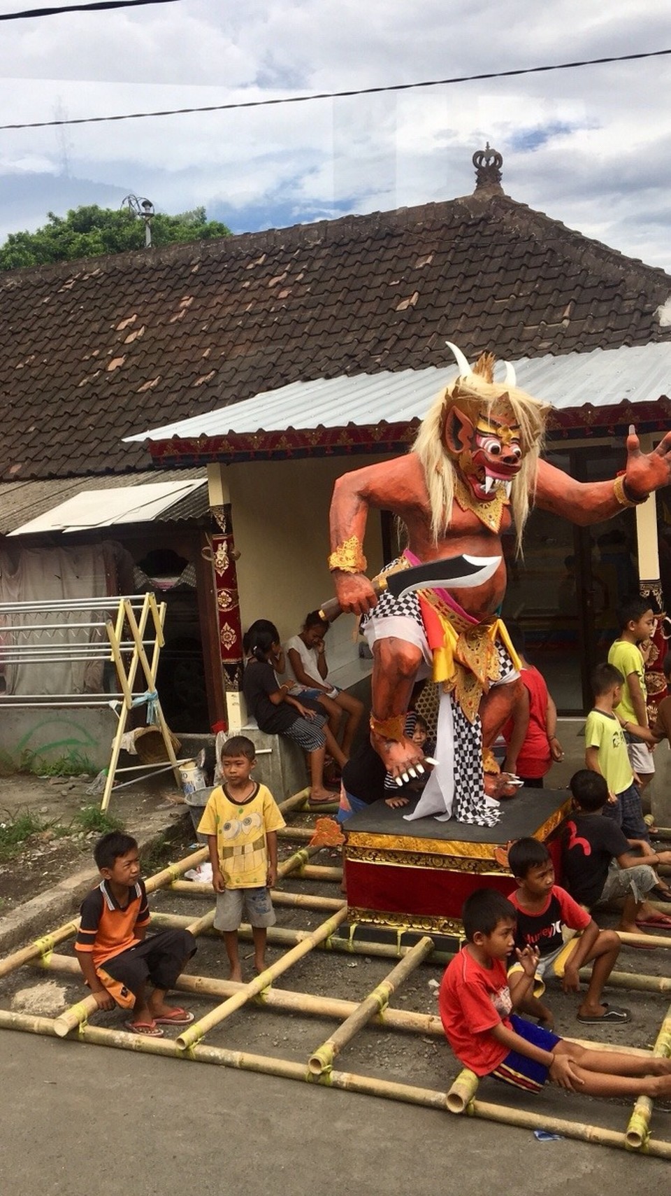 Indonesien - Lombok Utara - Ogoh Ogoh Day
Ein Umzug in Bali mit Monstern die am Schluss alle verbrennt werden 😆