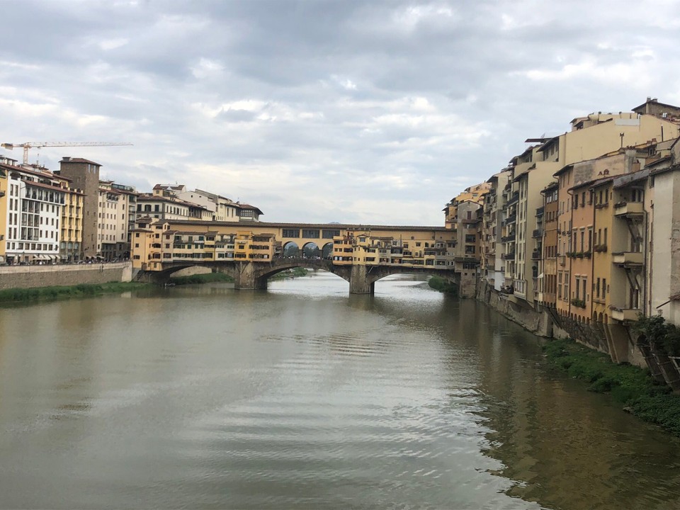Italien - Firenze - Ponte Vecchio, die einzige Brücke die im schweren Zeiten verschont wurde, da sie so romantisch sei.