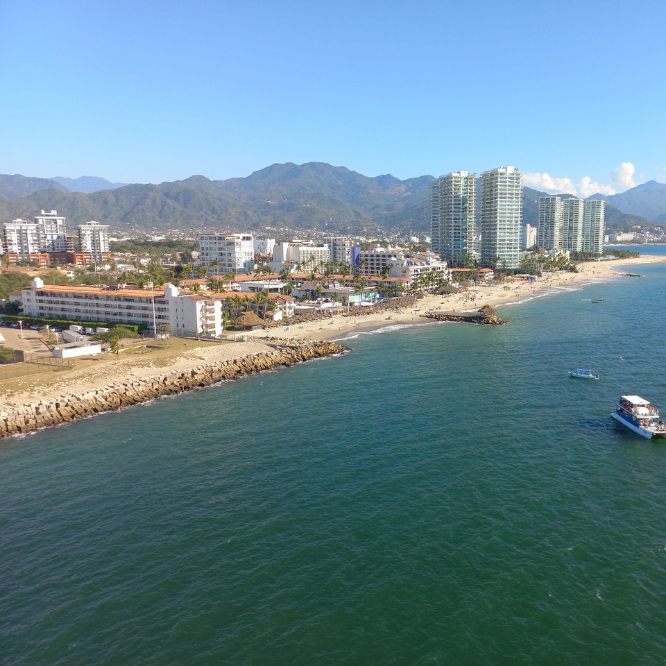 Mexiko - Puerto Vallarta - Und weiter geht es, Strand vom Schiff aus.