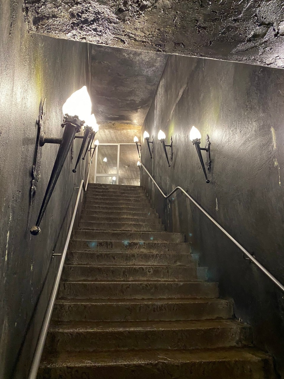 Portugal - Praia da Vitória - Schier endlose Treppen in der Höhle
