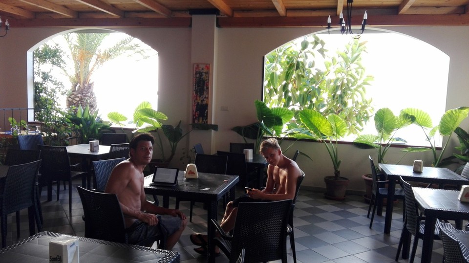 Italien - Santa Domenica - In der Strandbar hat es leider keine Tische im Freien, dafür aber W-lan.