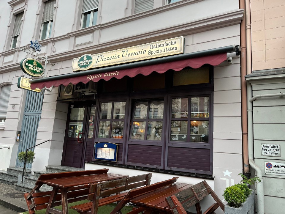 Deutschland - Wiesbaden - Unsere damalige „Stammkneipe“. Sehr kleine, aber sehr feine Pizzeria. Man, waren wir schon oft hier. 