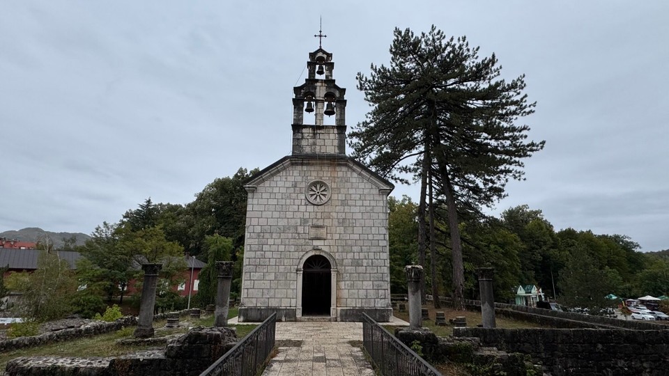 Montenegro - Cetinje - Weiter geht es nach Cetinje, der ehemaligen Hauptstadt von Montenegro. Die Stadt liegt auf einer kleinen Ebene, die von Kalksteinbergen des Lovćen Nationalparks umgeben ist. 