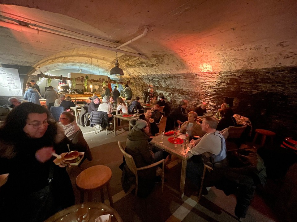Deutschland - Traben-Trarbach - Die ehemals von der Winzergenossenschaft genutzten - teilweise sehr großen - Keller bieten alles, was ein "normaler" Weihnachtsmarkt zu bieten hat. Nur warm und trocken.