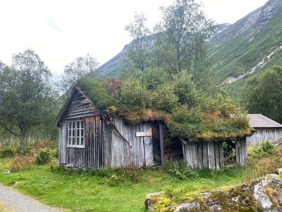 Norwegen - Valldal - Die war tatsächlich mal bewohnt - Couch und Bett und Schrank mit Teller steht noch drin 😂