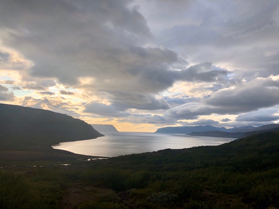 Island - Vesturbyggð - Wow 😮 Nun geht es ein wenig über die Berge. Das ist auch immer wieder cool, weil man von hier oben zum einen einen tollen Ausblick hat und man es zum anderen auf einmal enorm schätzt, dass man nicht wirklich jeden einzelnen Meter an dieser langen Küstenlinie entlangfahren muss😂🤪👍