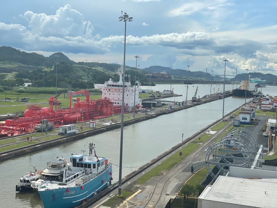 Panama -  - Zum Abschluss ging es noch zur größten und wichtigsten Wasserstraße der Welt - dem Panamakanal - um das Treiben in einer der drei Schleusen des Kanals zu beobachten 🚢 