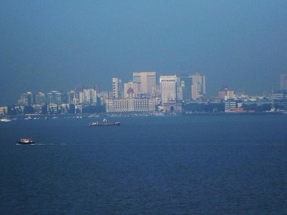  - Indien, Mumbai,  - Einfahrt in Mumbai vorbei am Taj Mahal Hotel und rechts daneben das Gateway of India 
