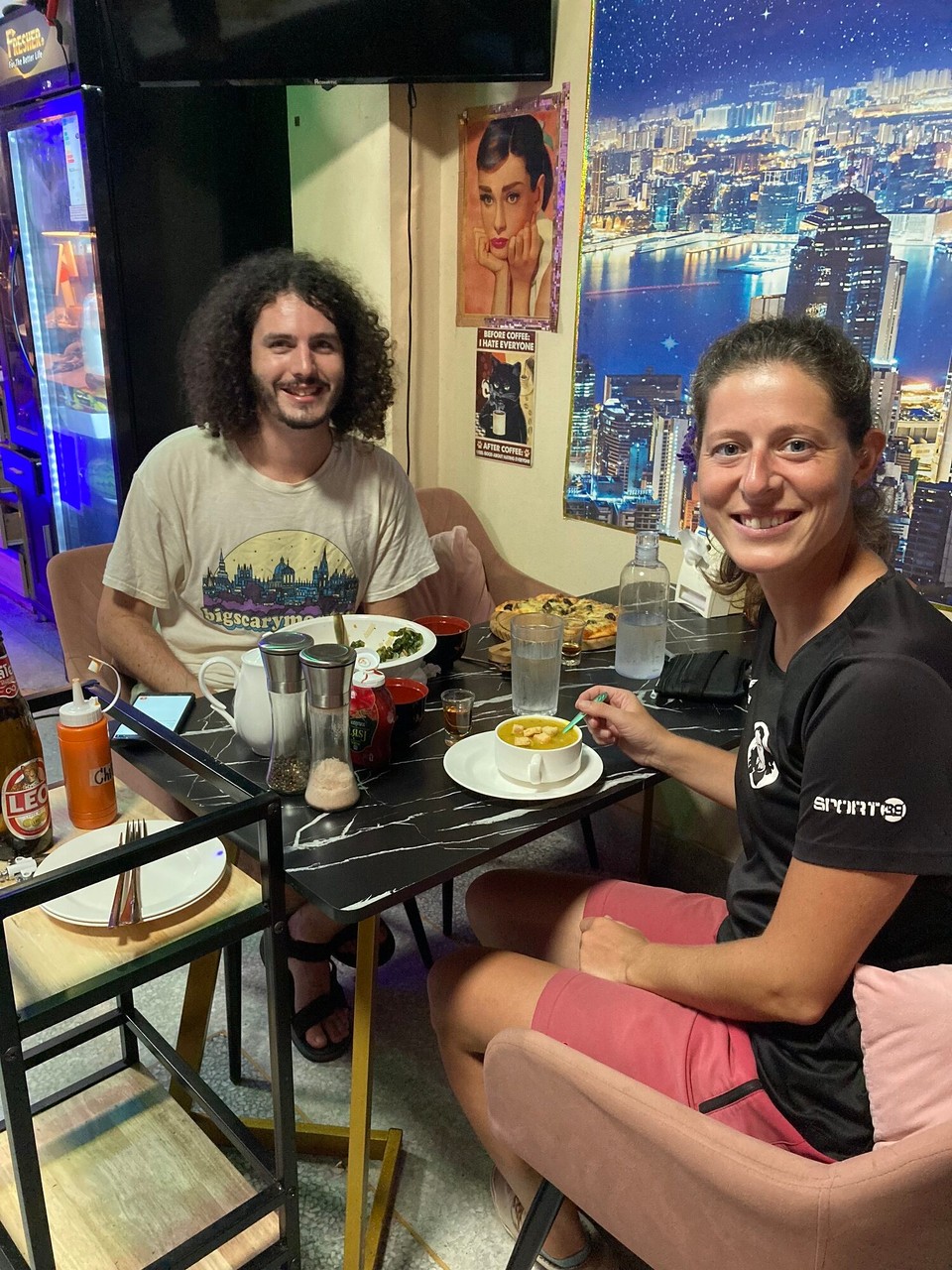 Thailand - Amphoe Hat Yai - Beim Abendessen im Hostel treff ich auf Shaun (Briten)