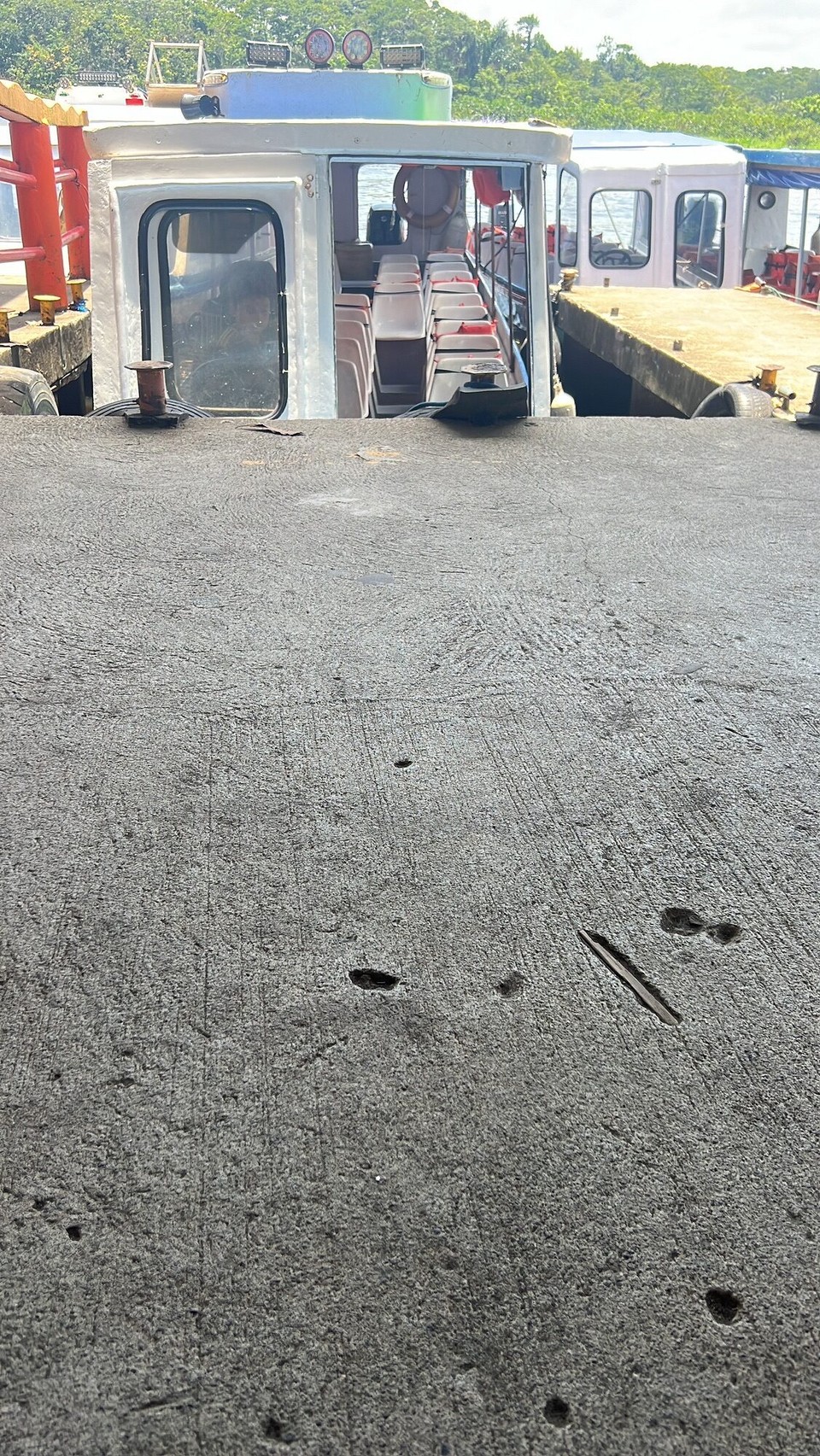 Costa Rica - Talamanca - Und nach eme entspannte weekend bini mitem Boot wider zrugg. S‘Boot het aber mitte ufem Fluss kei Benzin meh gha und drum hemmer über en Stund an Hafe brucht. Det het‘s denn kein Uber gha und drum hani über e Stund uf es Taxi gwartet und min Schlussbus verpasst. Drum hani über 6h Heiweg gha