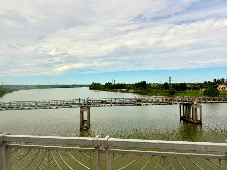Vietnam - Huế - Wir sind genau an der Grenze von Nord- und Südvietnam. Dir Brücke diente dem (Waren-) Austausch. 
Blauer Teil = Nordvietnam 
Gelber Teil = Südvietnam