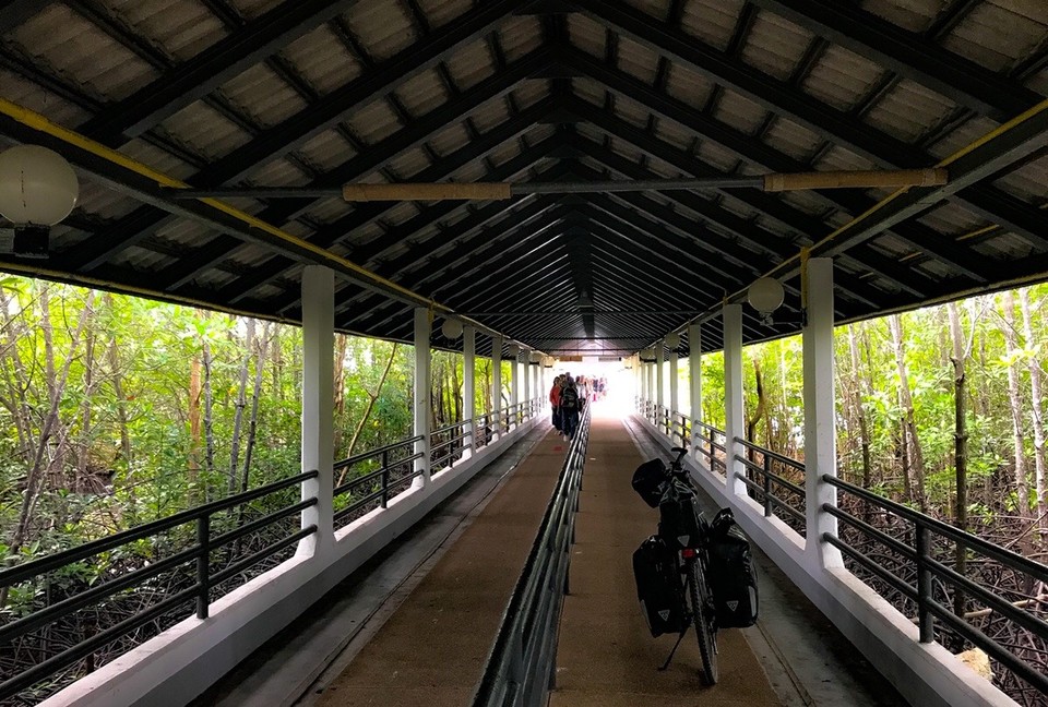 Thailand - Amphoe Ko Lanta - Ein Lichtschein am Ende des Tunnels. 
Krabi - Ko Lanta wird mit der Fähre erledigt. 
Die Uhr beginnt zu ticken und nach Singapur ist es noch ein Stück.
