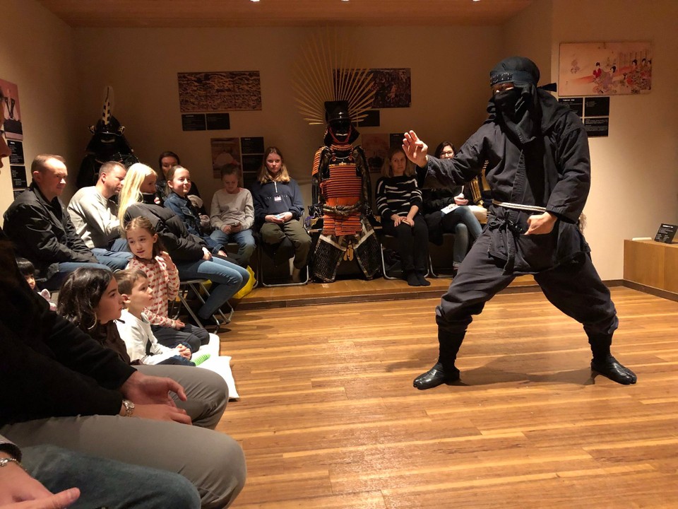 Japan - Shibuya-Ku - Zu erst haben wir eine Show von einem Samurai gesehen dann noch von einem ninja