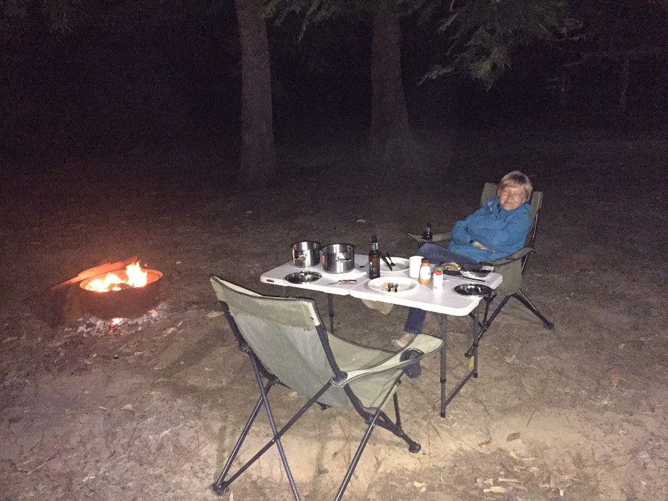 Australien - Mareeba - 1/2 7 abends. Stockdunkel, aber das Essen schmeckt. Steak vom Grill mit Kartoffeln und Broccoli 