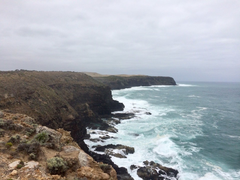 Australien -  - The sound of the waves was amazing!! And this view just kept on going!