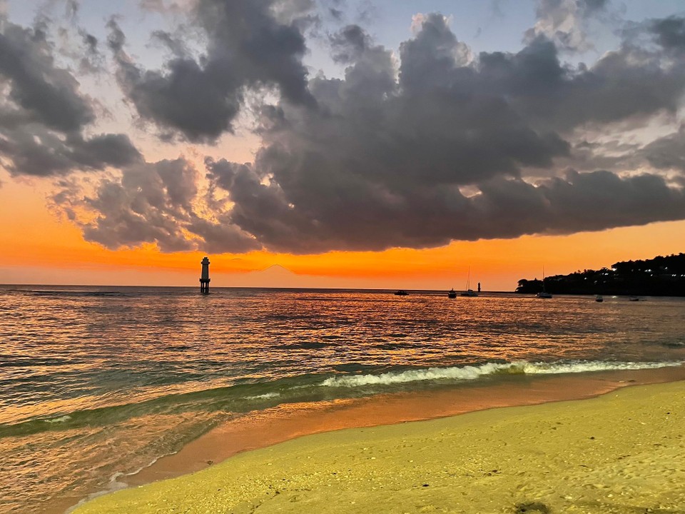 Indonesien - Kabupaten Lombok Tengah - Heute haben wir es dann endlich geschafft den Sonnenuntergang am Hotel zu bestaunen, es waren nur ein paar Wolken am Horizont.
Also bis morgen. Gute Nacht.