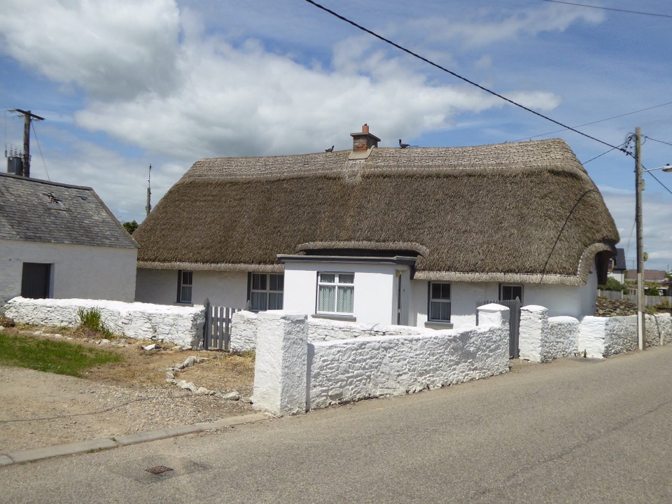 Ireland - Kilmore Quay - Kilmore Quay has a pretty street of well maintained thatched cottages. Dating from the 19th century these mud wall houses, whitewashed with lime, were originally thatched with wheaten or oaten straw, but now reeds are used.