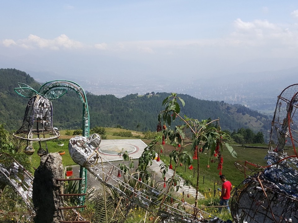 Kolumbien - Medellín - Er hat sich sogar auf dem Gefaengnis einen Helikopter Platz nur für sich gebaut. 