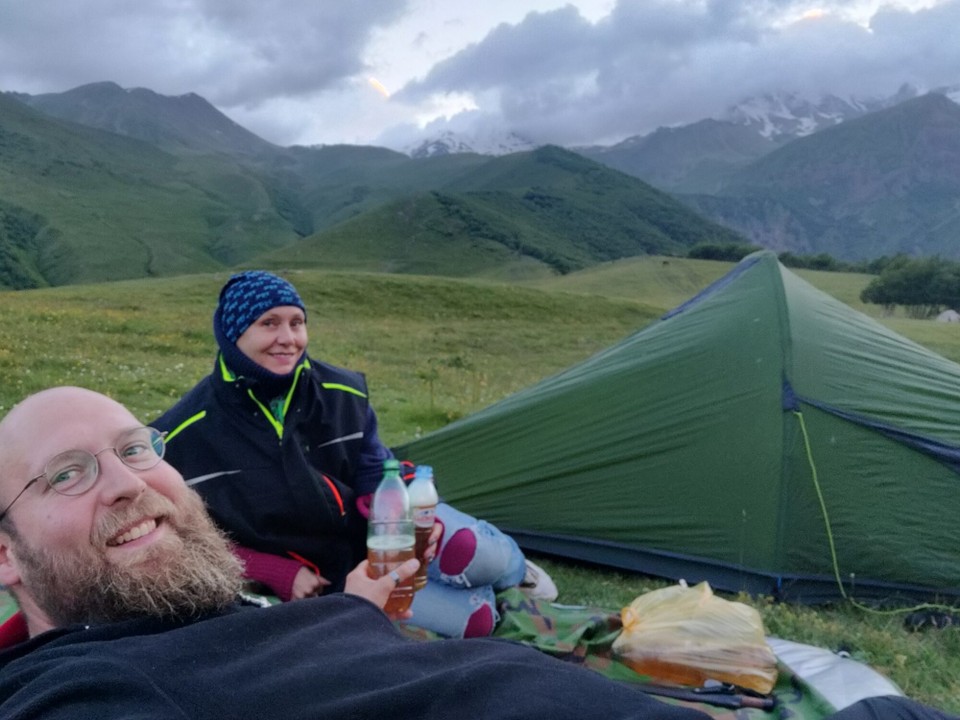 Georgien - Gergeti - Abendprogramm: Trinken und Essen 😄