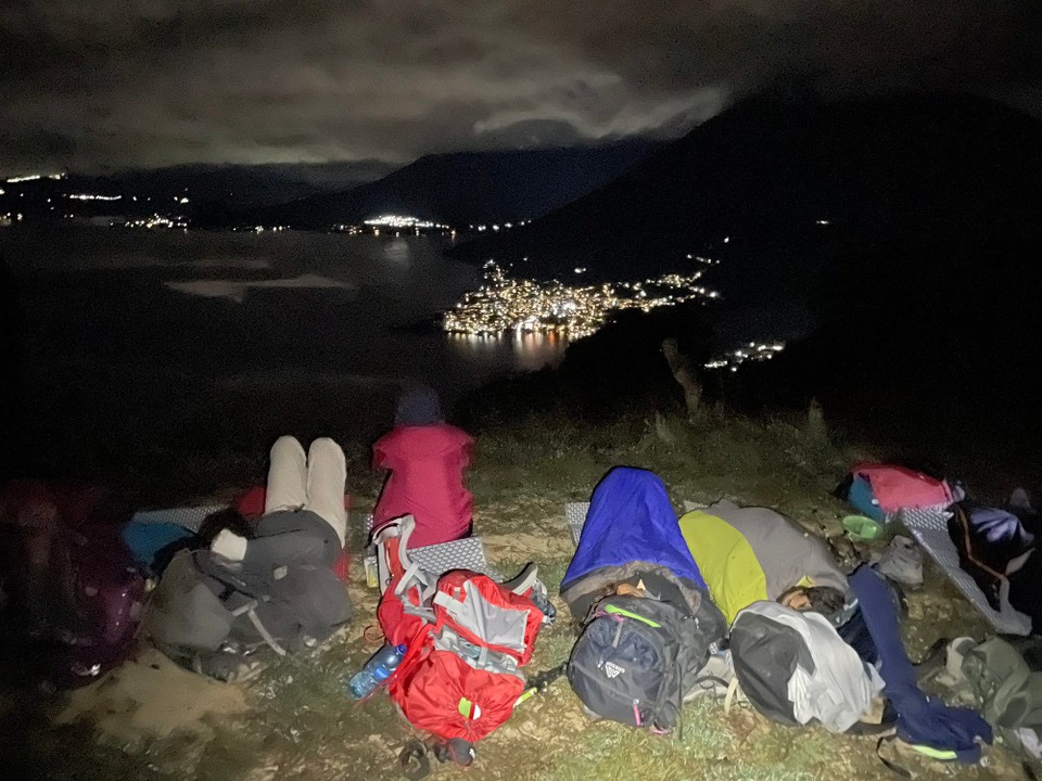 Guatemala - San Pedro La Laguna - Am Aussichtspunkt in Schlafsäcke gepackt mit Kakao und Bananenbrot 🍌 auf den Sonnenaufgang warten 