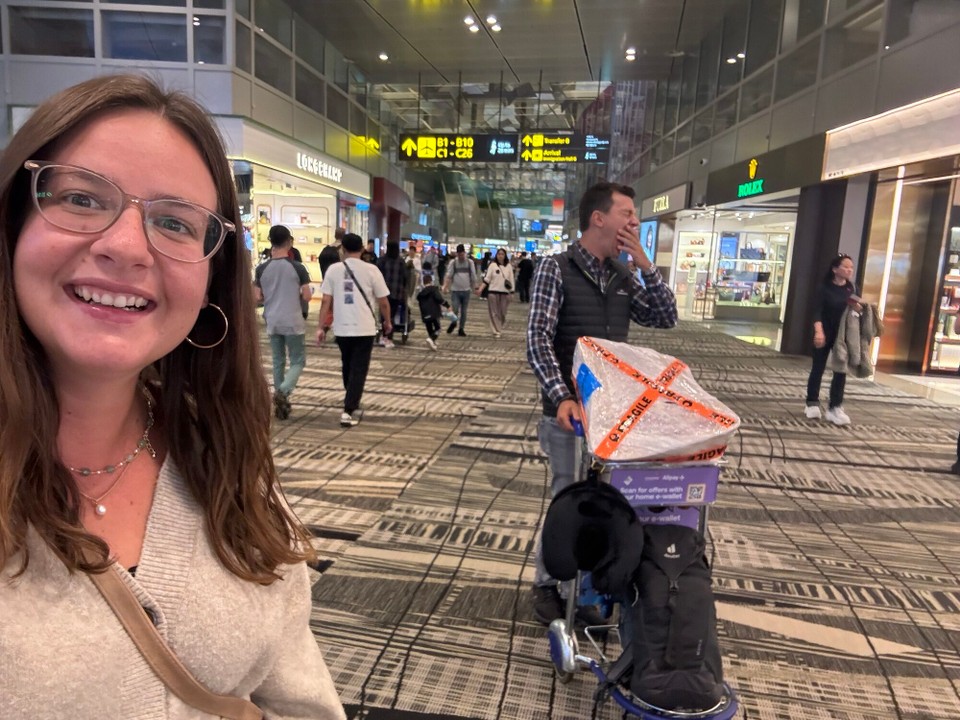 Singapur - Singapur - Do isch öper müad, isch abr au berächtigt, denn dr Flüger vo Singapur nach Züri isch erst am halbi 2 dur dNacht los. Zletscht am  Liad hetr no verspötig ka und me sind erst öpa am 3 abgfloga.