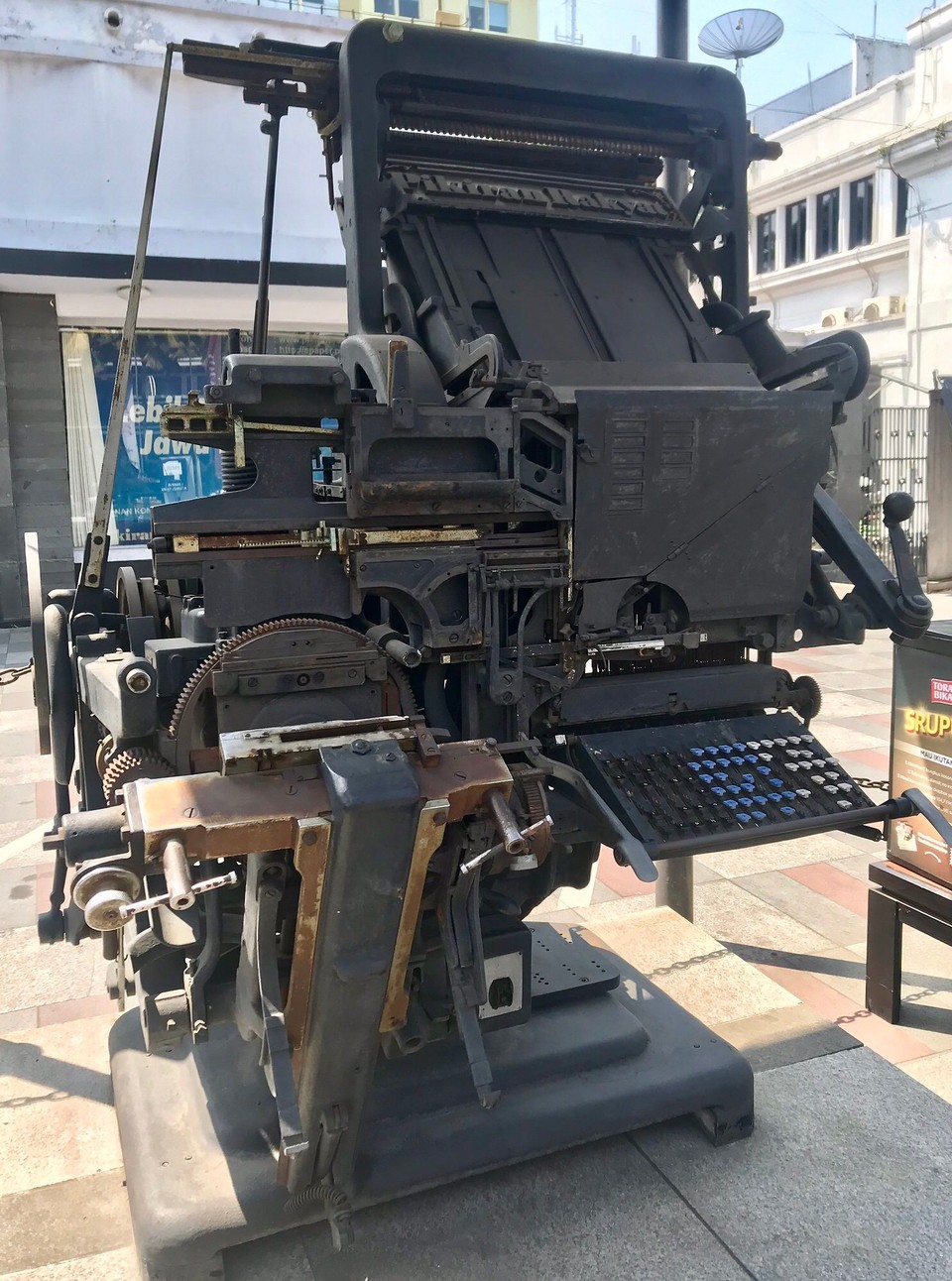 Indonesien - Ciroyom - Die erste Zeitungsdruckmaschine -der Text wurde auf der integrierten Schreibmaschine getippt und gleich gedruckt...