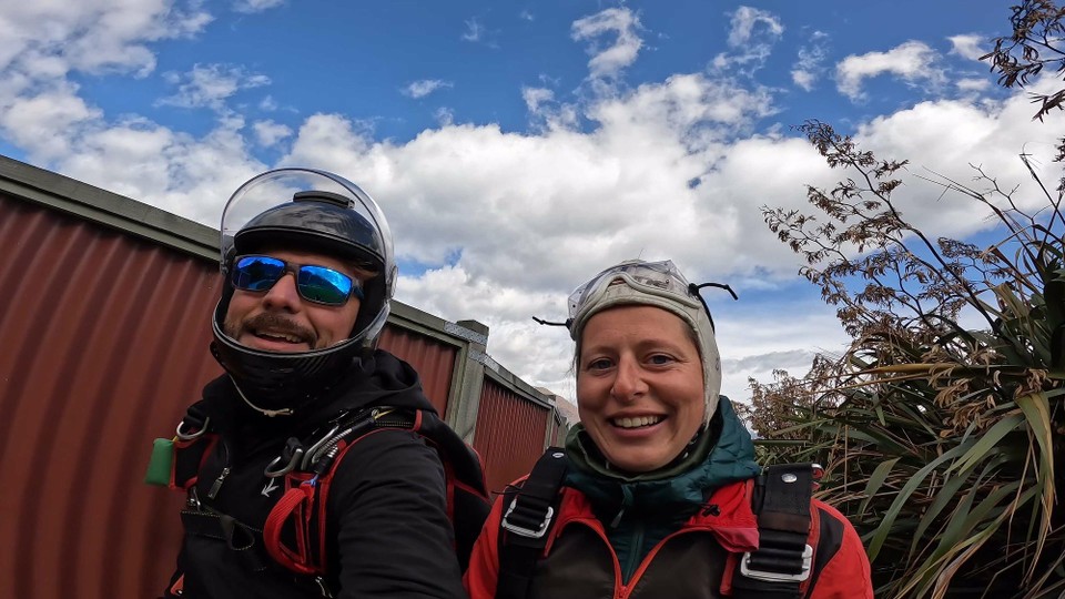 Neuseeland - Queenstown - Yeray mein Sprungmaster und ich machen uns auf den Weg zum Flugzeug